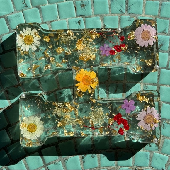 Custom Resin Letter “H” with Real Flowers and Gold Flakes - Picture 6 of 7